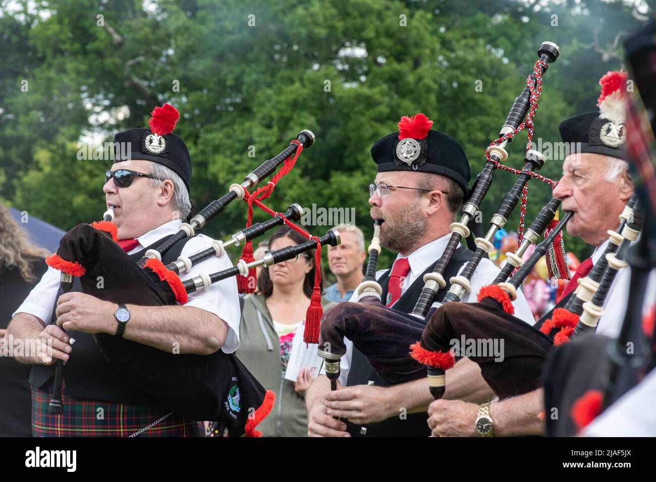 Reading Scottish Pipe Band intrattiene le persone in un evento a Farnborough, Hampshire, Inghilterra, Regno Unito Foto Stock