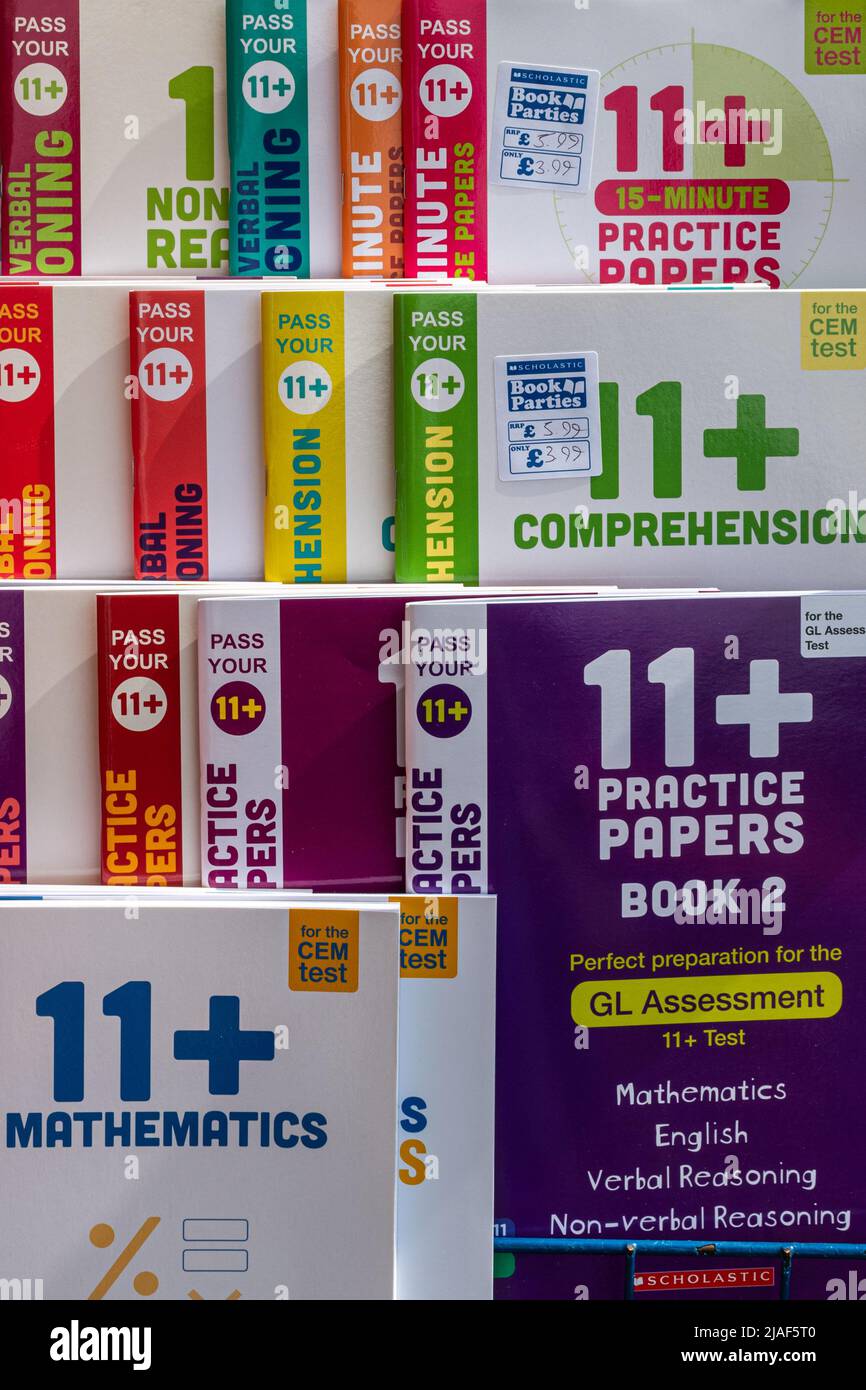 Oltre 11 carte di pratica, libri scolastici scholastici che aiutano i bambini a superare gli esami scolastici, Inghilterra, Regno Unito Foto Stock