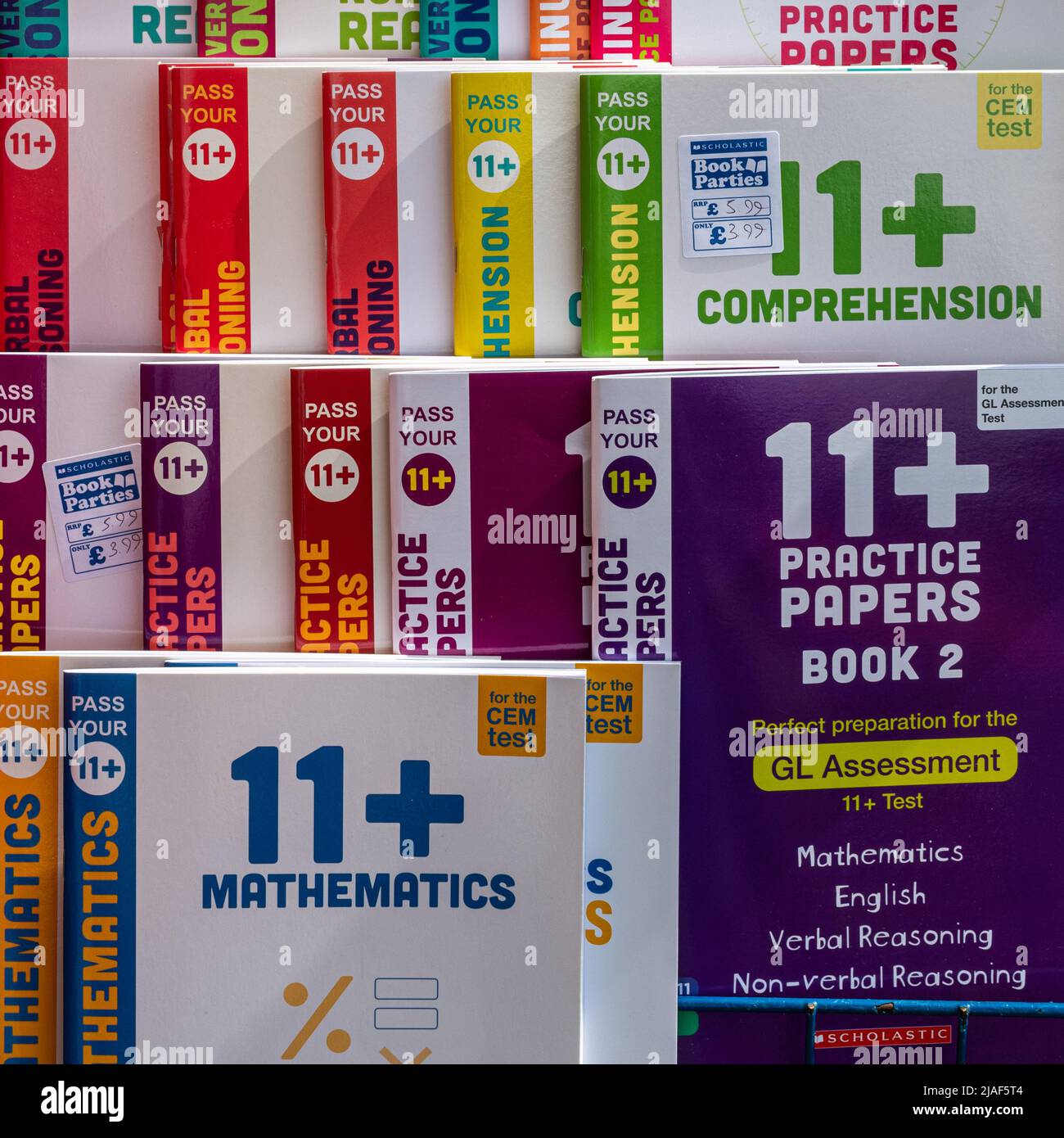 Oltre 11 carte di pratica, libri scolastici scholastici che aiutano i bambini a superare gli esami scolastici, Inghilterra, Regno Unito Foto Stock