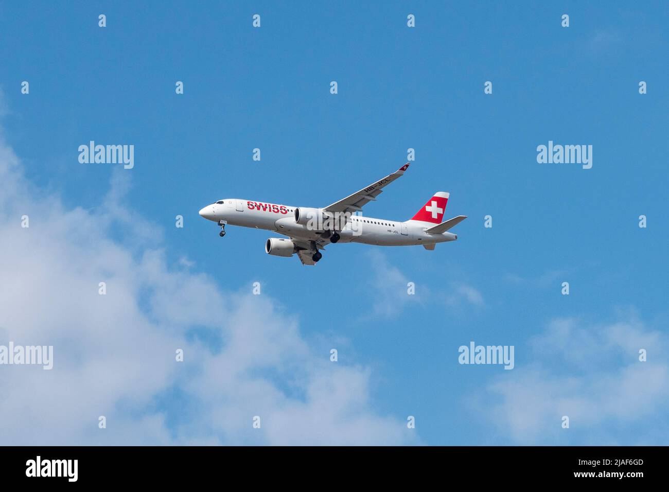Un Airbus Swiss Air A220-300 (HB-JCL) sull'approccio all'aeroporto di Londra Heathrow, Regno Unito. Foto Stock