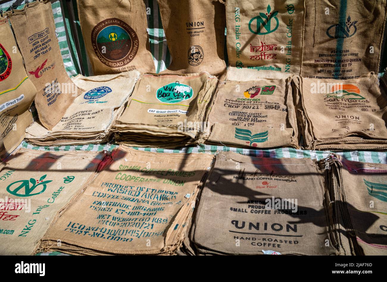 Sacchi di caffè usati da tutto il mondo per la vendita a Brick Lane Market, Londra, Regno Unito Foto Stock