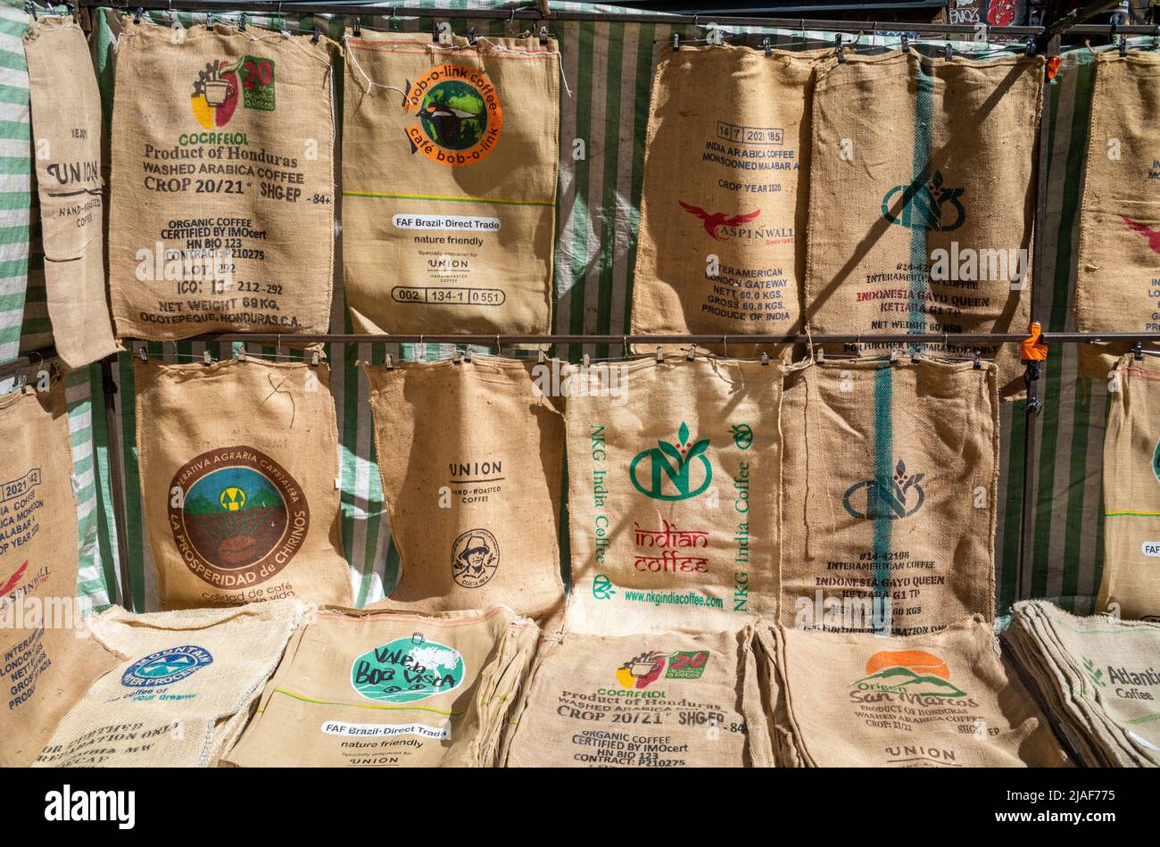 Sacchi di caffè usati da tutto il mondo per la vendita a Brick Lane Market, Londra, Regno Unito Foto Stock
