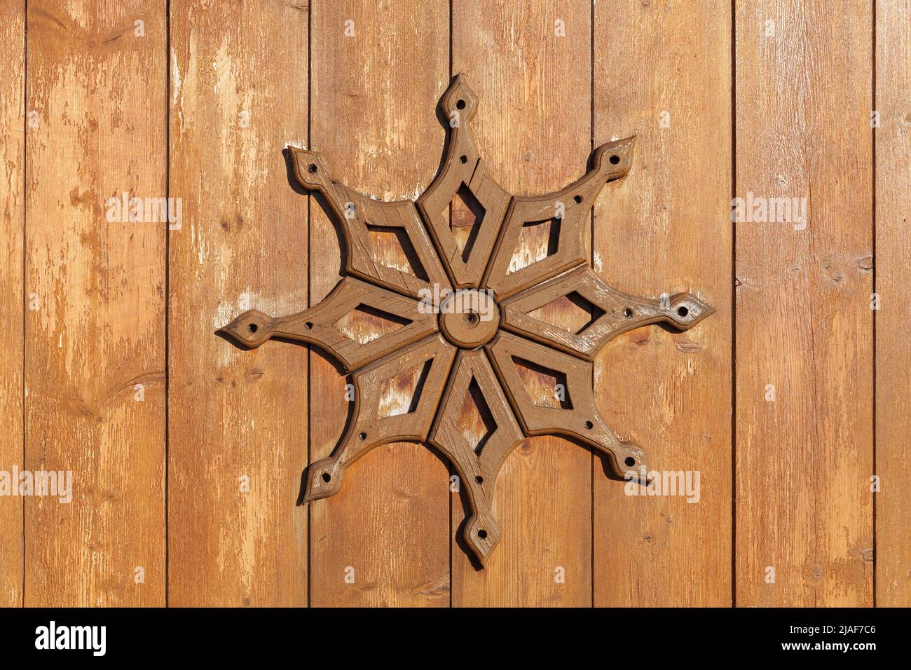 Vecchio elemento decorativo in legno su un vecchio cancello. Ornamenti in Tatar. Kazan, Russia Foto Stock