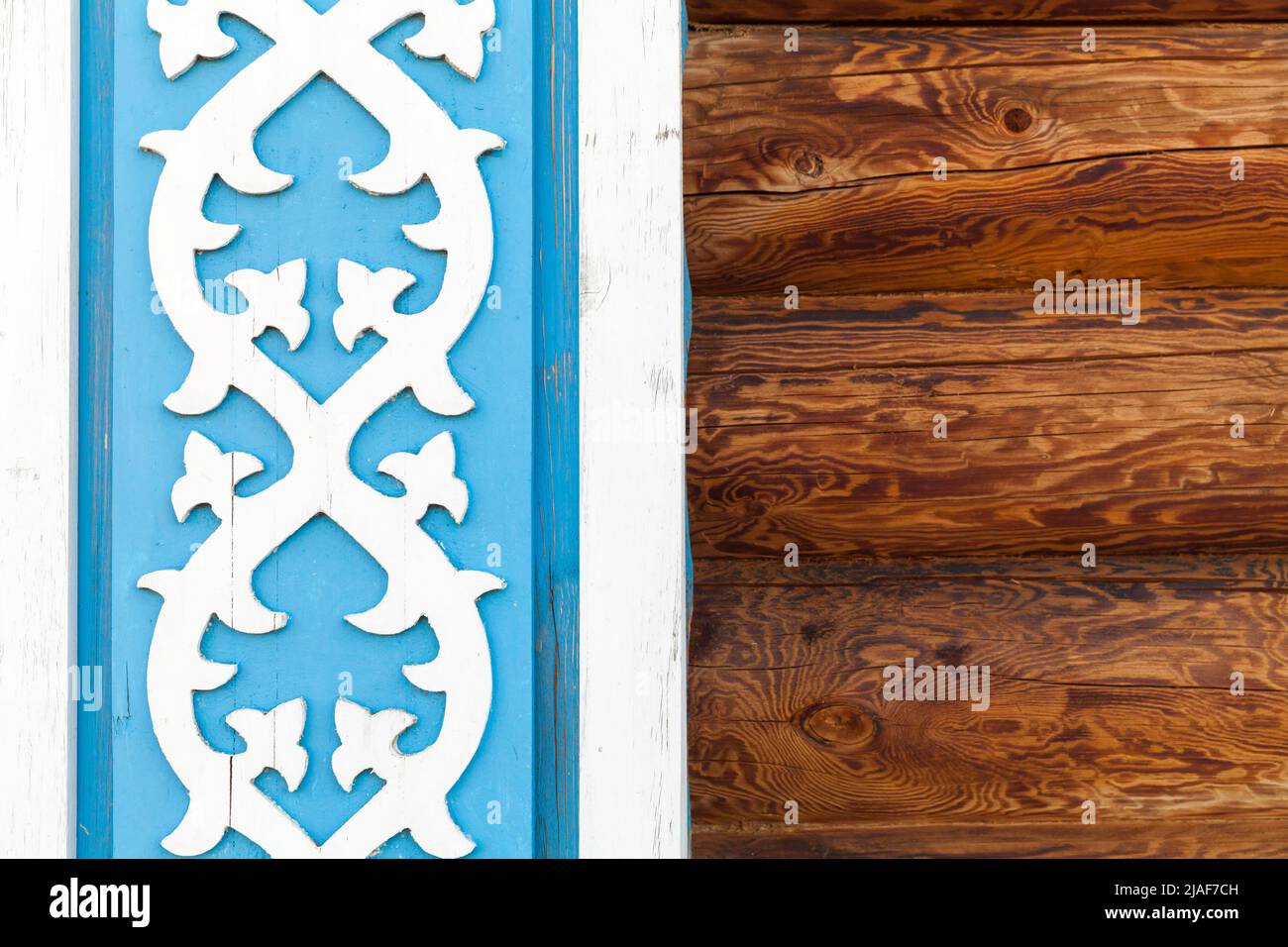 Vecchi elementi decorativi in legno su una parete. Ornamenti in Tatar. Kazan, Russia Foto Stock