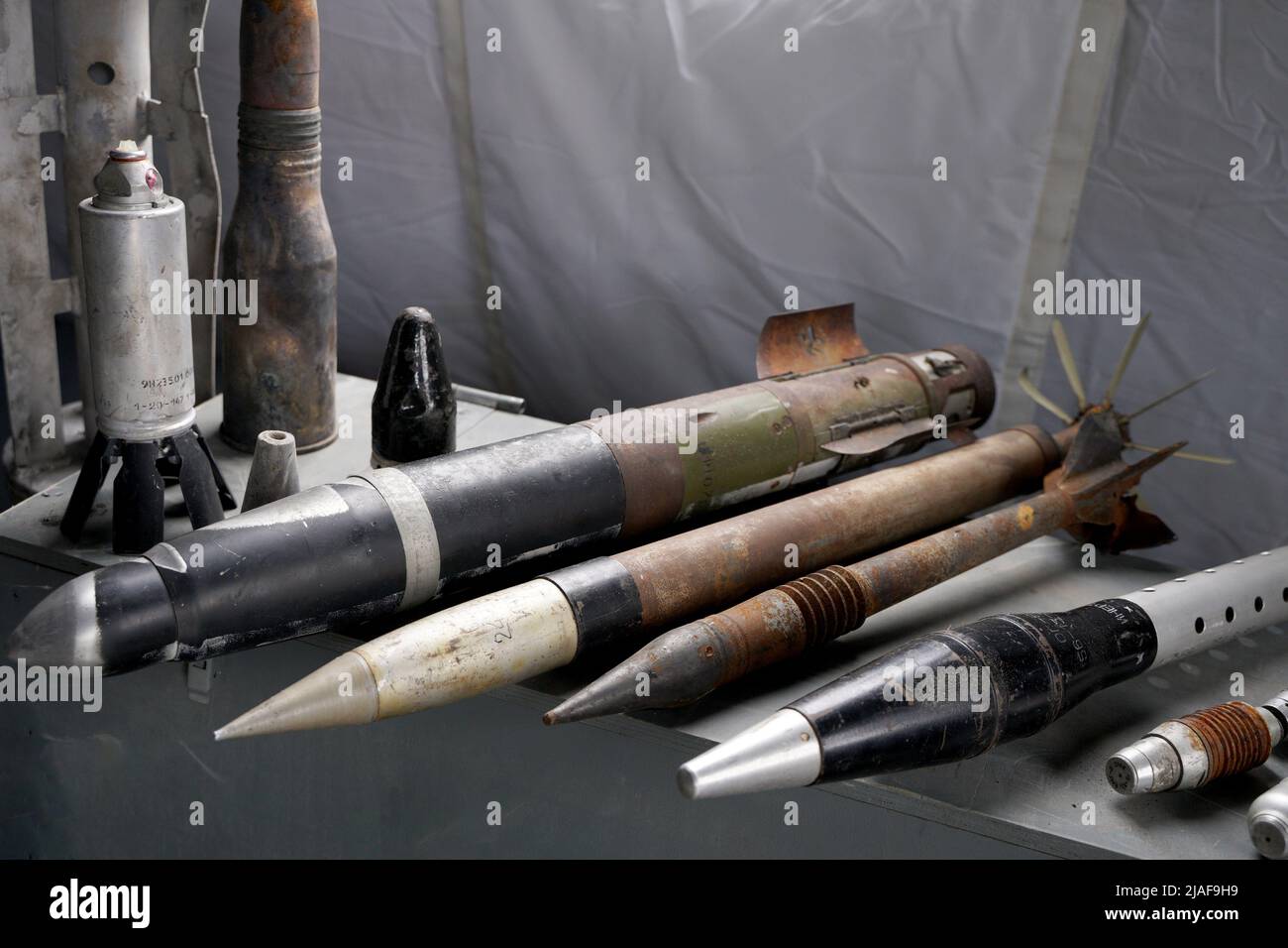 Un sacco di conchiglie e razzi di guerra in Ucraina. Granate, bancomat, missili da crociera. Miniera anti-personale. Territorio autorizzato. Sminamento da parte delle truppe del terr Foto Stock