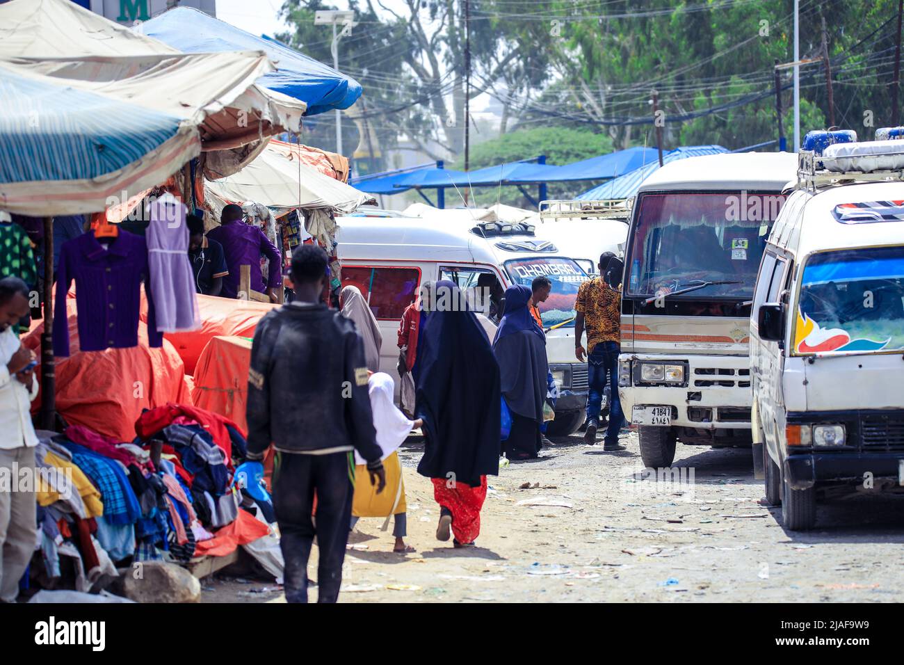 Automobili e gente locale sulle strade di Hargeisa Foto Stock
