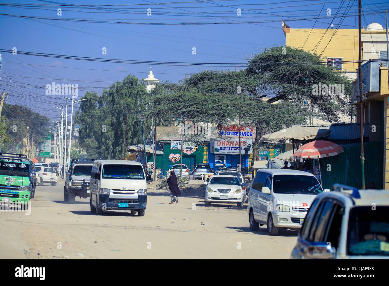 Automobili e gente locale sulle strade di Hargeisa Foto Stock