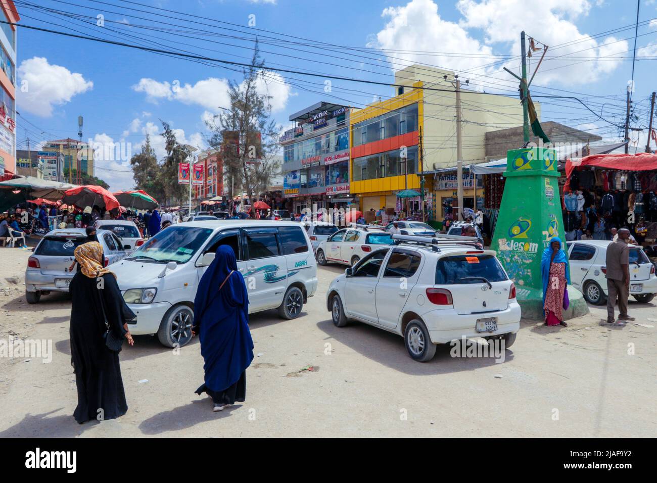 Automobili e gente locale sulle strade di Hargeisa Foto Stock