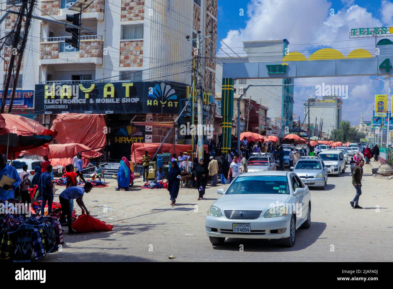 Automobili e gente locale sulle strade di Hargeisa Foto Stock