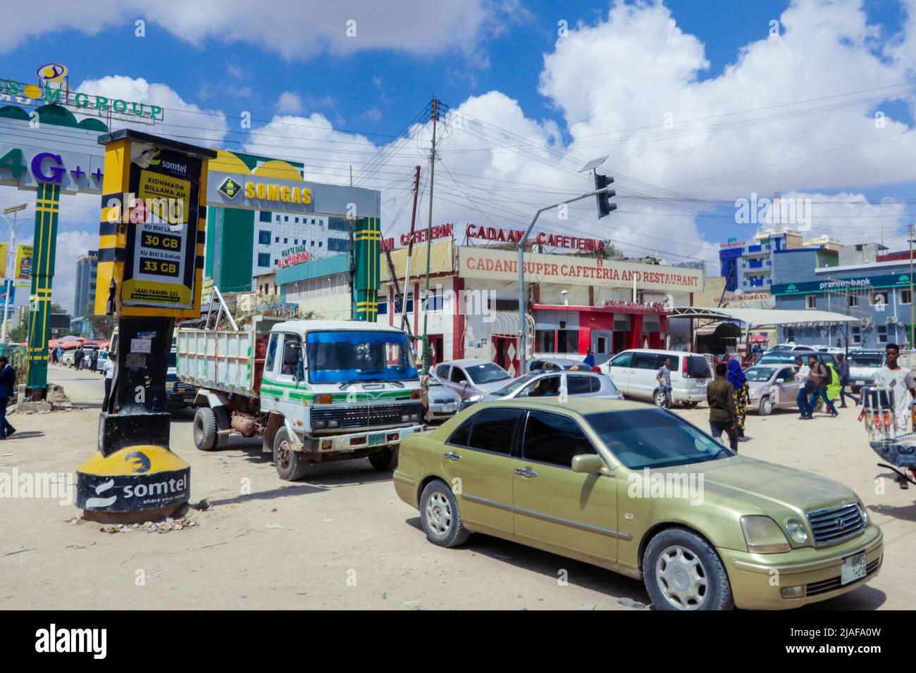 Automobili e gente locale sulle strade di Hargeisa Foto Stock