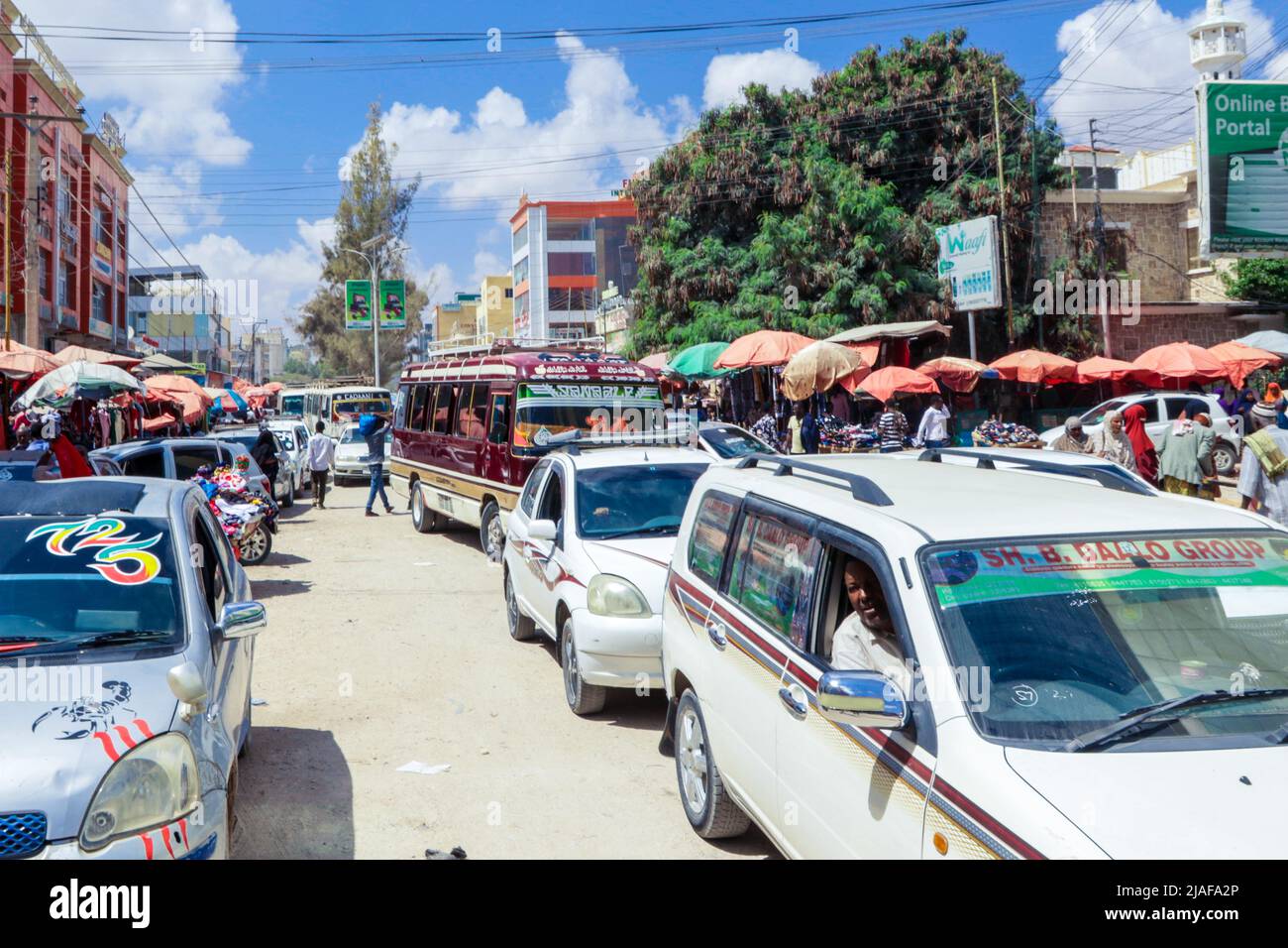 Automobili e gente locale sulle strade di Hargeisa Foto Stock