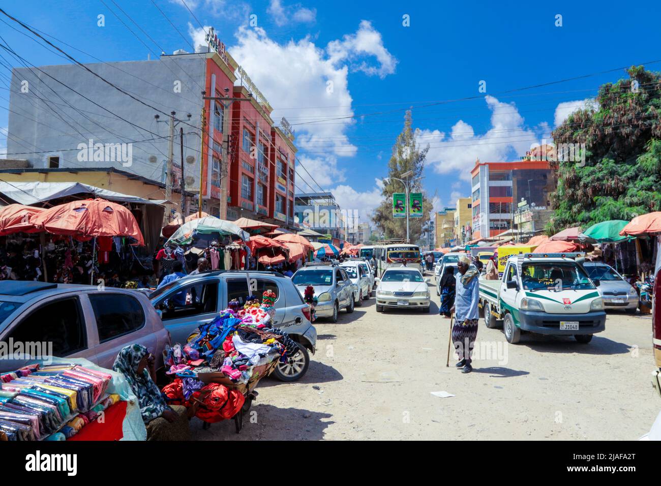 Automobili e gente locale sulle strade di Hargeisa Foto Stock