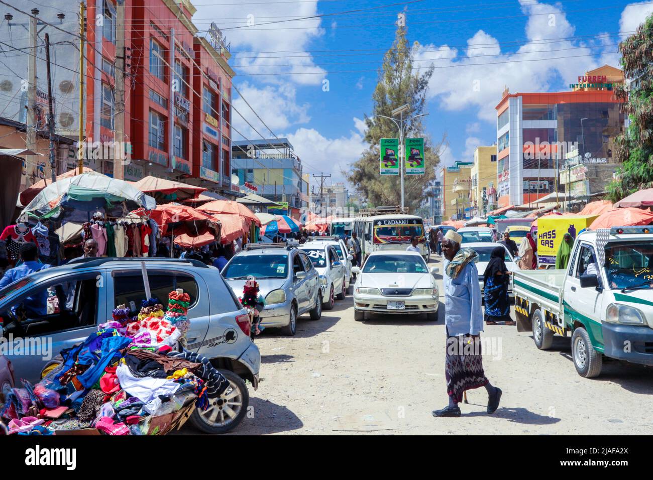 Automobili e gente locale sulle strade di Hargeisa Foto Stock