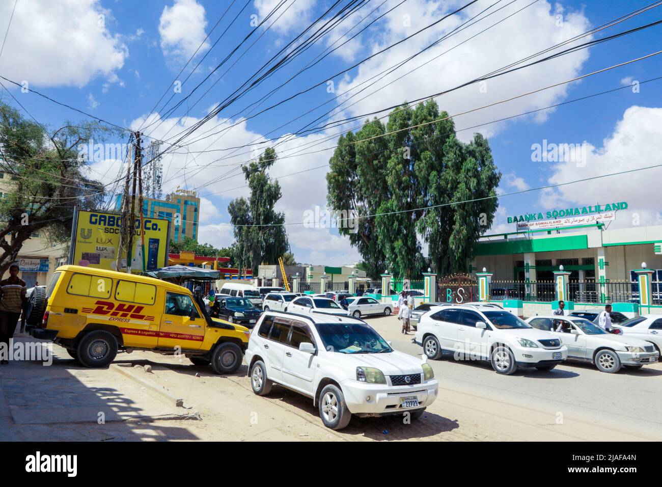 Automobili e gente locale sulle strade di Hargeisa Foto Stock