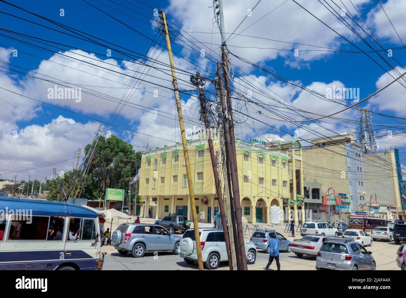 Automobili e gente locale sulle strade di Hargeisa Foto Stock