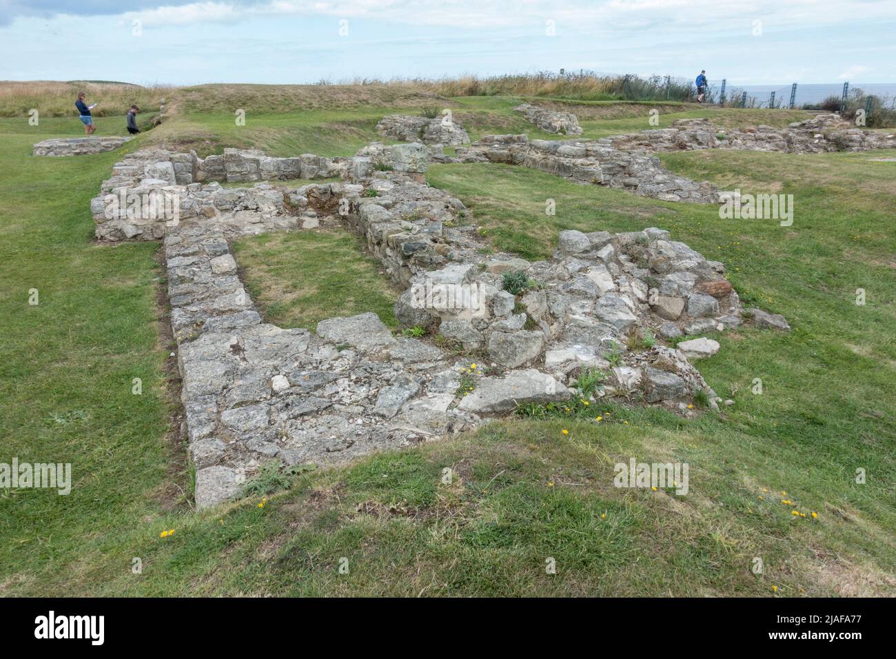 I resti di una stazione di segnale romana, costruita intorno al 4th d.C., nei terreni del Castello di Scarborough, North Yorkshire, Regno Unito. Foto Stock