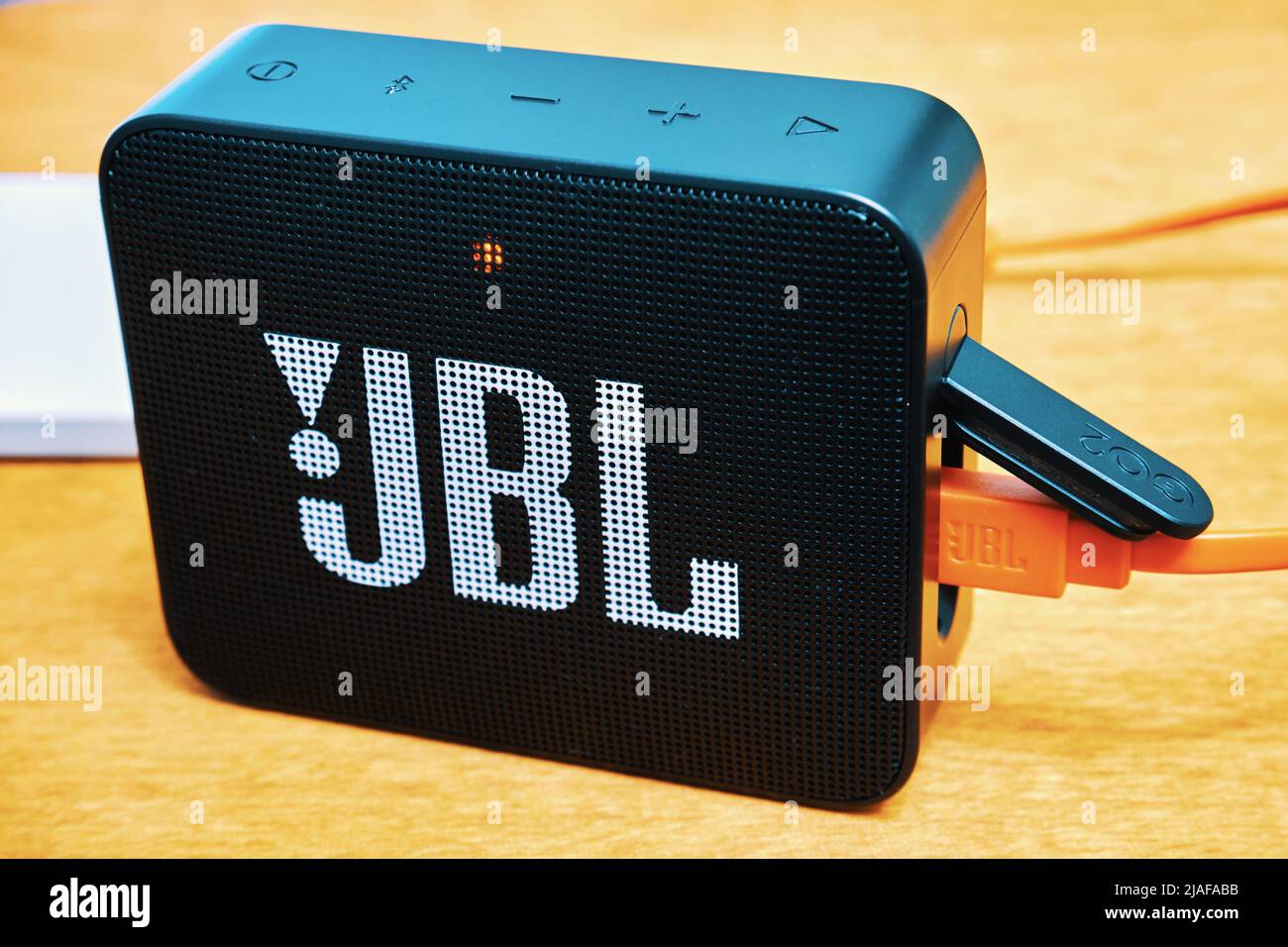 Ryazan, Russia - Gennaio 15 2022: Altoparlante audio portatile JBL. Power Bank ricarica l'altoparlante audio portatile utilizzando un cavo USB Foto Stock