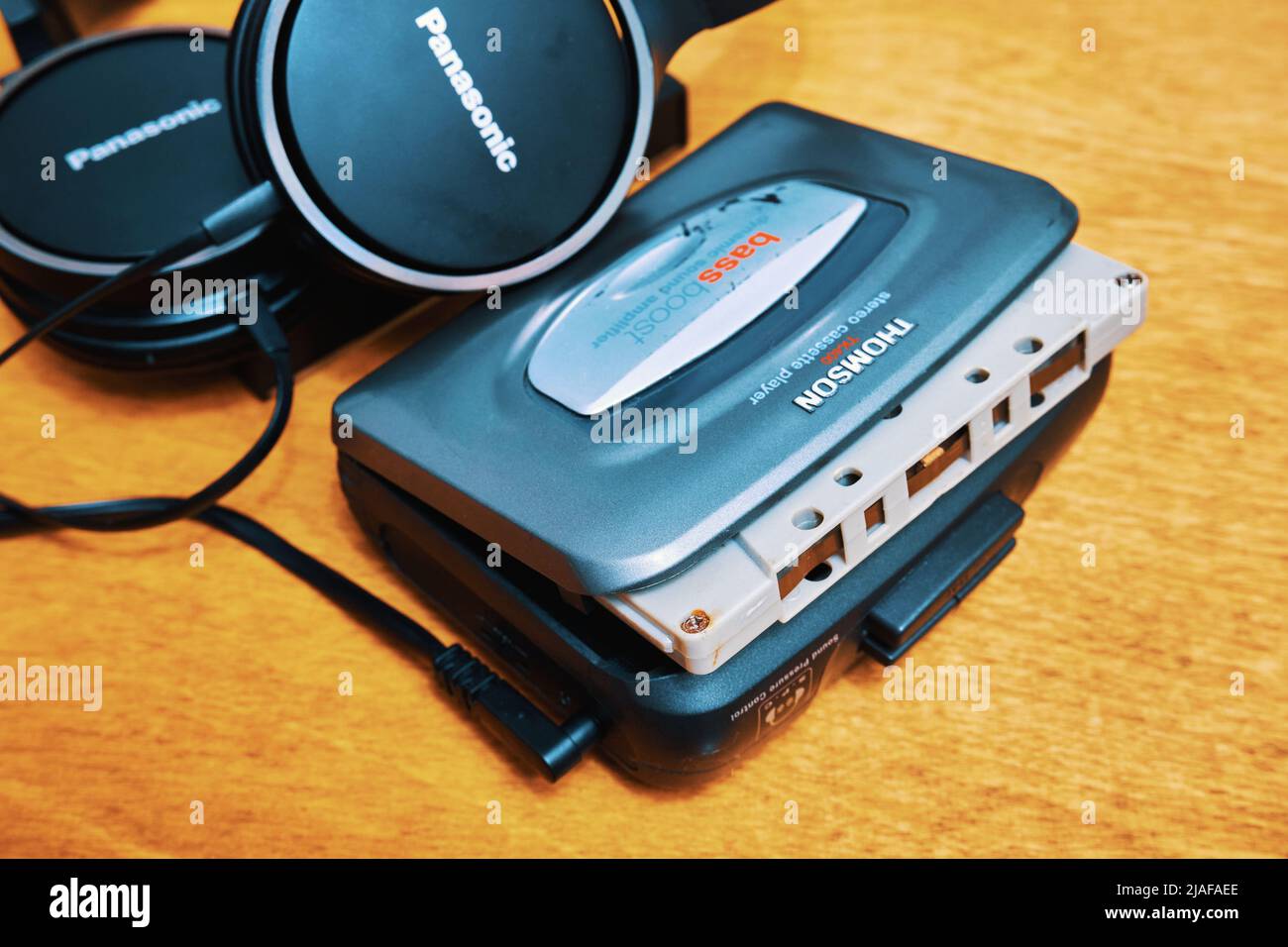 Ryazan, Russia - Gennaio 15 2022: Lettore audio a cassetta vintage e cuffie  Panasonic sul tavolo Foto stock - Alamy