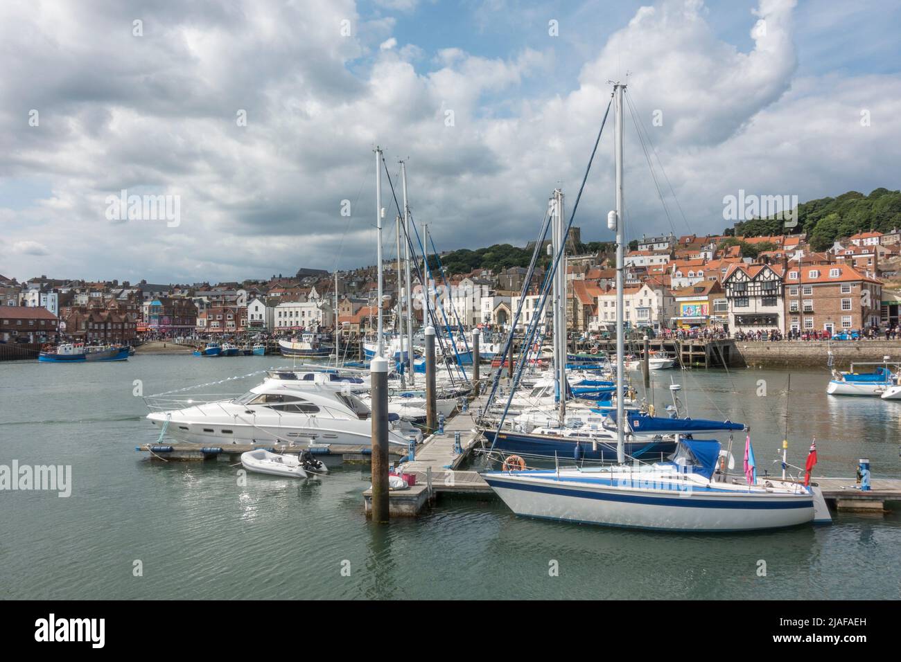 Ammira le numerose barche ormeggiate nel porto di Scarborough, North Yorkshire, Regno Unito. Foto Stock