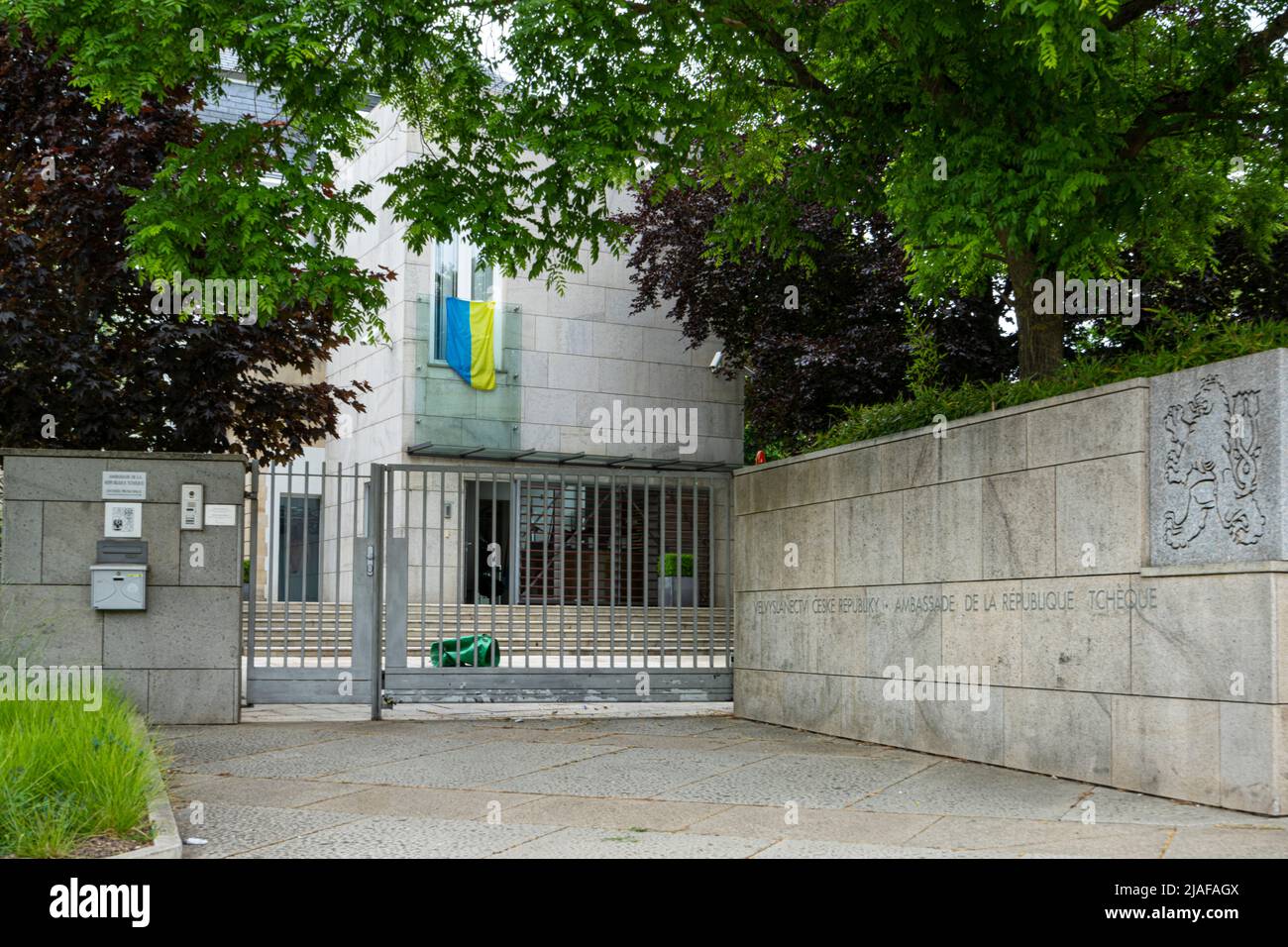 Città di Lussemburgo, maggio 2022. Porta d'ingresso dell'ambasciata della Repubblica Ceca nel centro della città Foto Stock