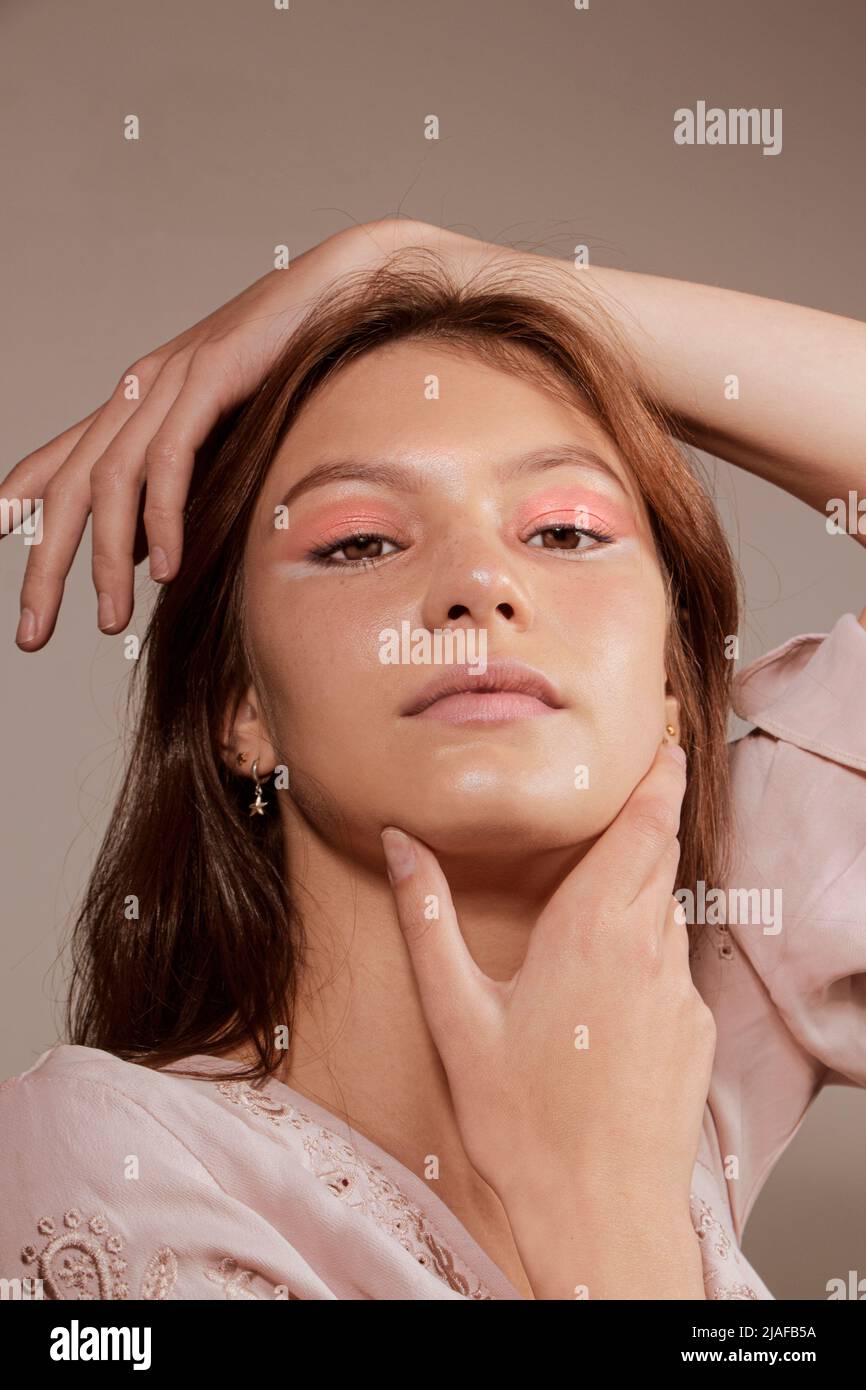 Ritratto di bellezza con tonalità terrene 2. Foto Stock