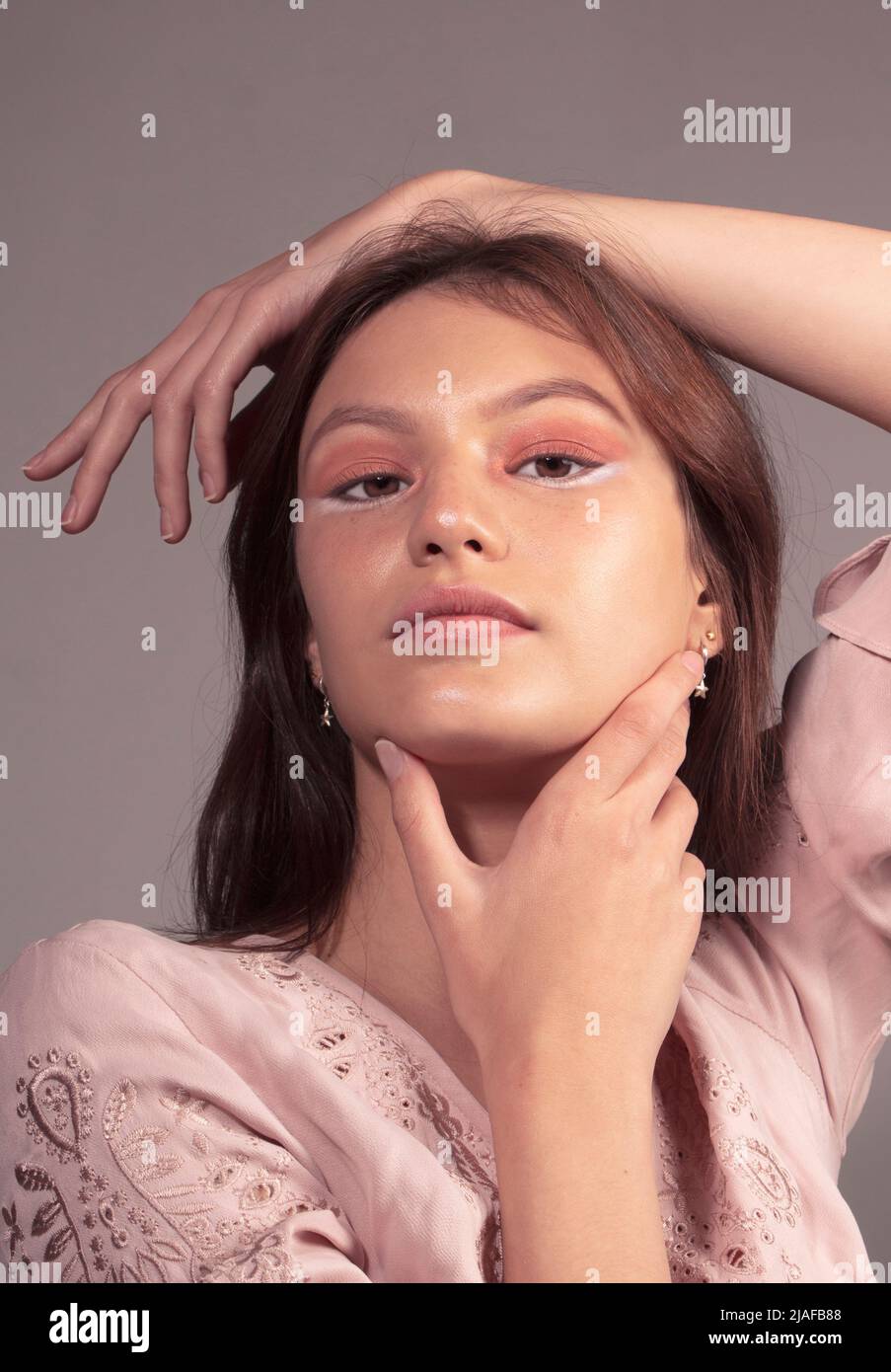 Ritratto di bellezza di tonalità terrene 1 Foto Stock