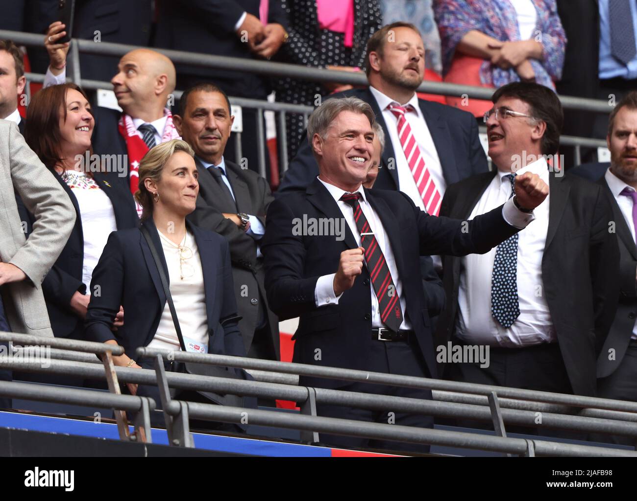 Londra, Regno Unito. 29th maggio 2022. Vicky McClure e il partner Jonny Owen celebrano la promozione Forest Gain alla finale di campionato di Huddersfield Town contro Nottingham Forest al Wembley Stadium di Londra, Regno Unito, il 29th maggio 2022. Credit: Paul Marriott/Alamy Live News Foto Stock