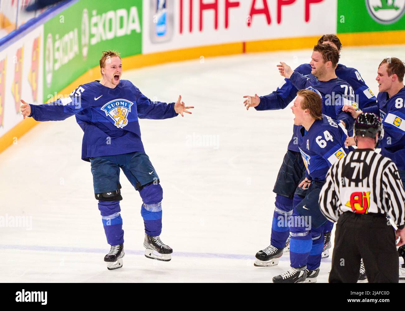 Sakari Manninen fin Nr. 65 celebra il suo 4-3 gol, felice, ridere, celebrazione, nella partita FINLANDIA - CANADA 4-3 dopo morte improvvisa IIHF ICE HOCKEY WORLD CHAMPIONSHIP finale a Tampere, Finlandia, 29 maggio 2022, Stagione 2021/2022 © Peter Schatz / Alamy Live News Foto Stock