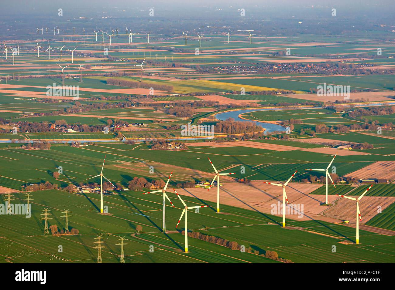 Windpark at the Wilstermarsh, 04/18/2022, vista aerea, Germania, bassa Sassonia Foto Stock