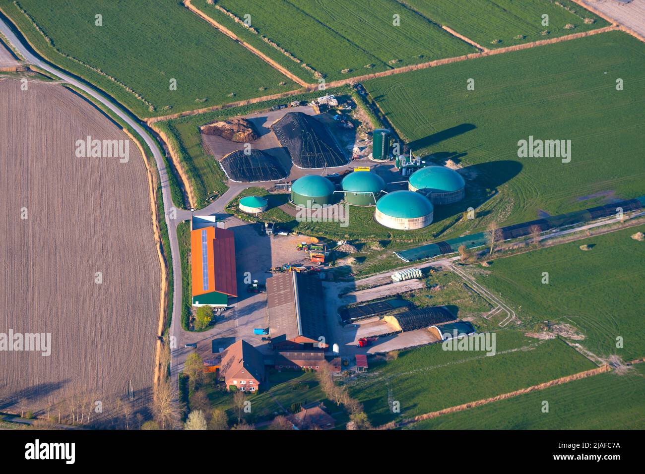Allevamento con impianto di biogas, 04/18/2022, vista aerea, Germania, bassa Sassonia, Butjadingen Foto Stock