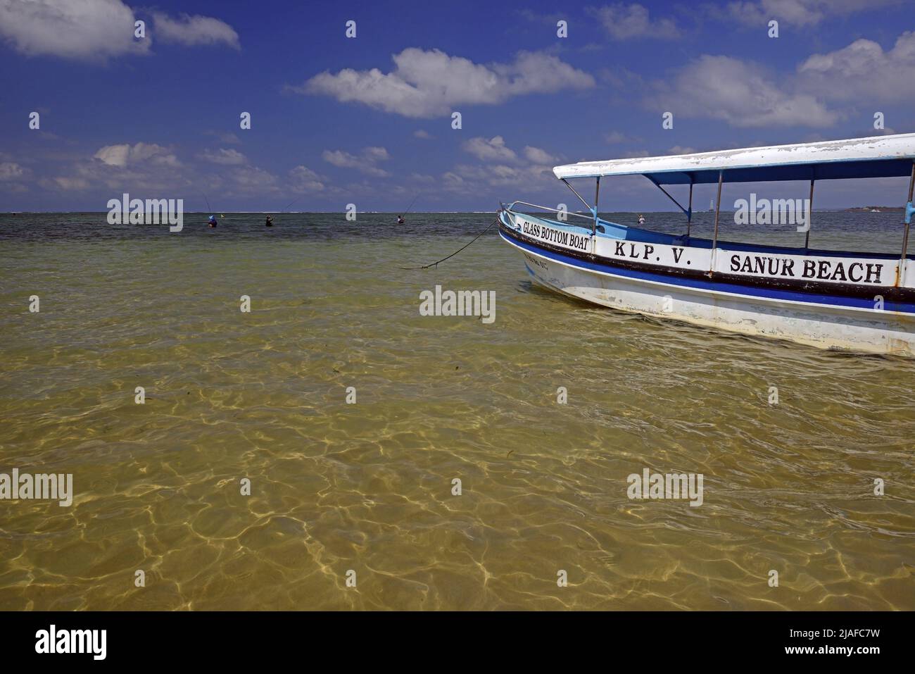 Barca con fondo in vetro per osservazione subacquea vicino alla spiaggia di Sanur, Indonesia, Bali Foto Stock