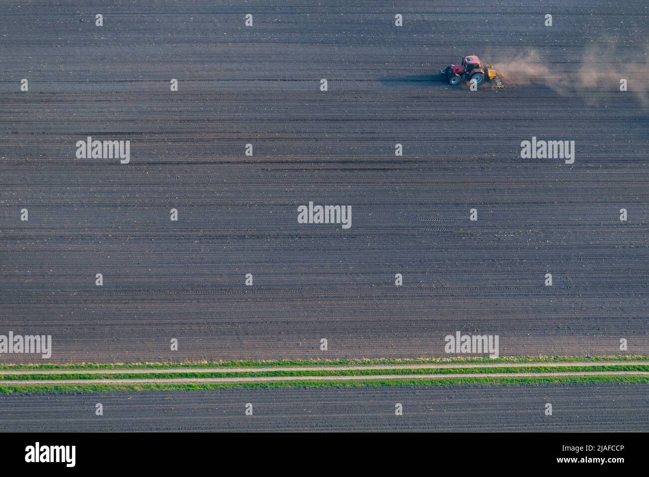 Traktor Working on a Field, 05/18/2022, vista aerea, Germania, Schleswig-Holstein Foto Stock