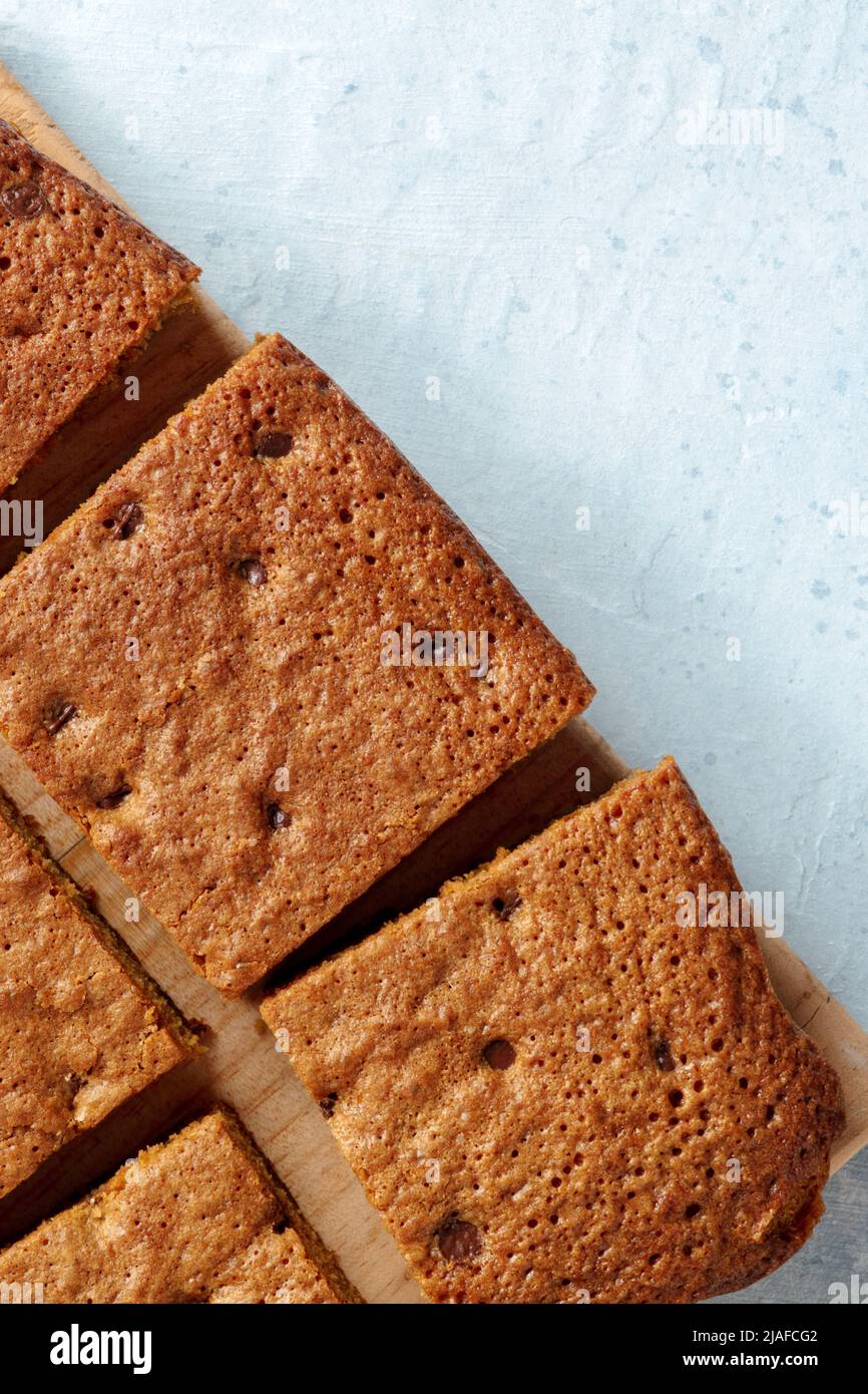 Dessert bar Blondie brownie con patatine al cioccolato, shot dall'alto con copyspace Foto Stock