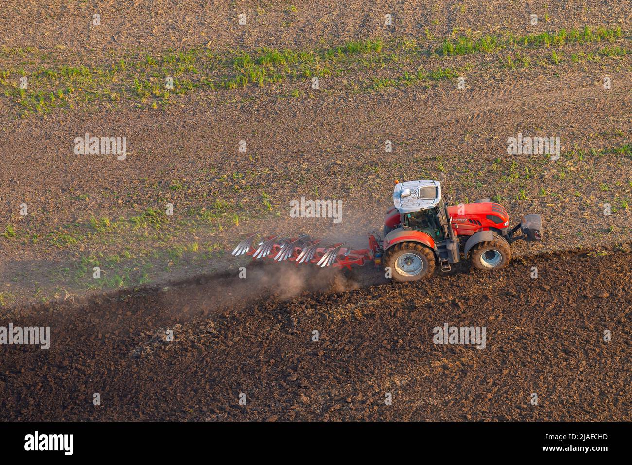 Traktor in primavera, 04/18/2022, vista aerea, Germania, Schleswig-Holstein Foto Stock