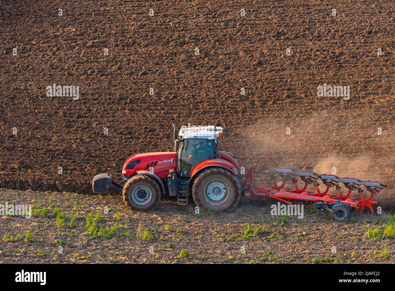 Traktor in primavera, 05/18/2022, vista aerea, Germania, Schleswig-Holstein Foto Stock