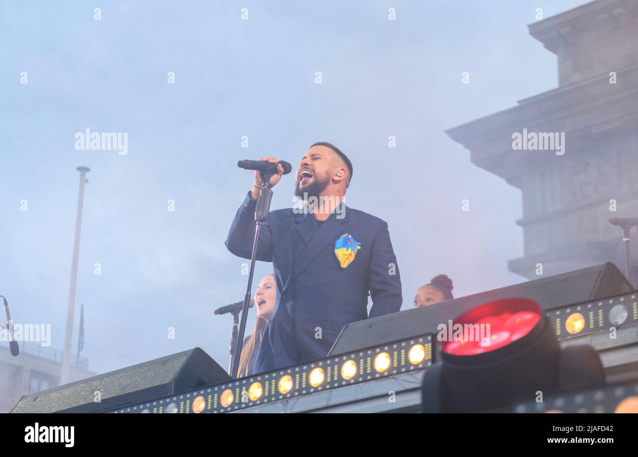 Berlino, Berlino, Germania. 29th maggio 2022. La cantante Ucraina, MONATIK, si esibisce durante un concerto benefico per l'Ucraina alla porta di Brandeburgo a Berlino, Germania, domenica 29 maggio 2022. (Credit Image: © Dominic Gwinn/ZUMA Press Wire) Foto Stock