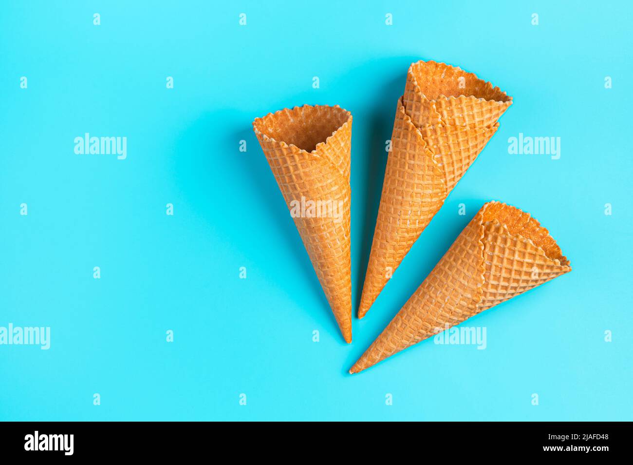Preparare le tazze per gelato su uno sfondo blu. Foto Stock