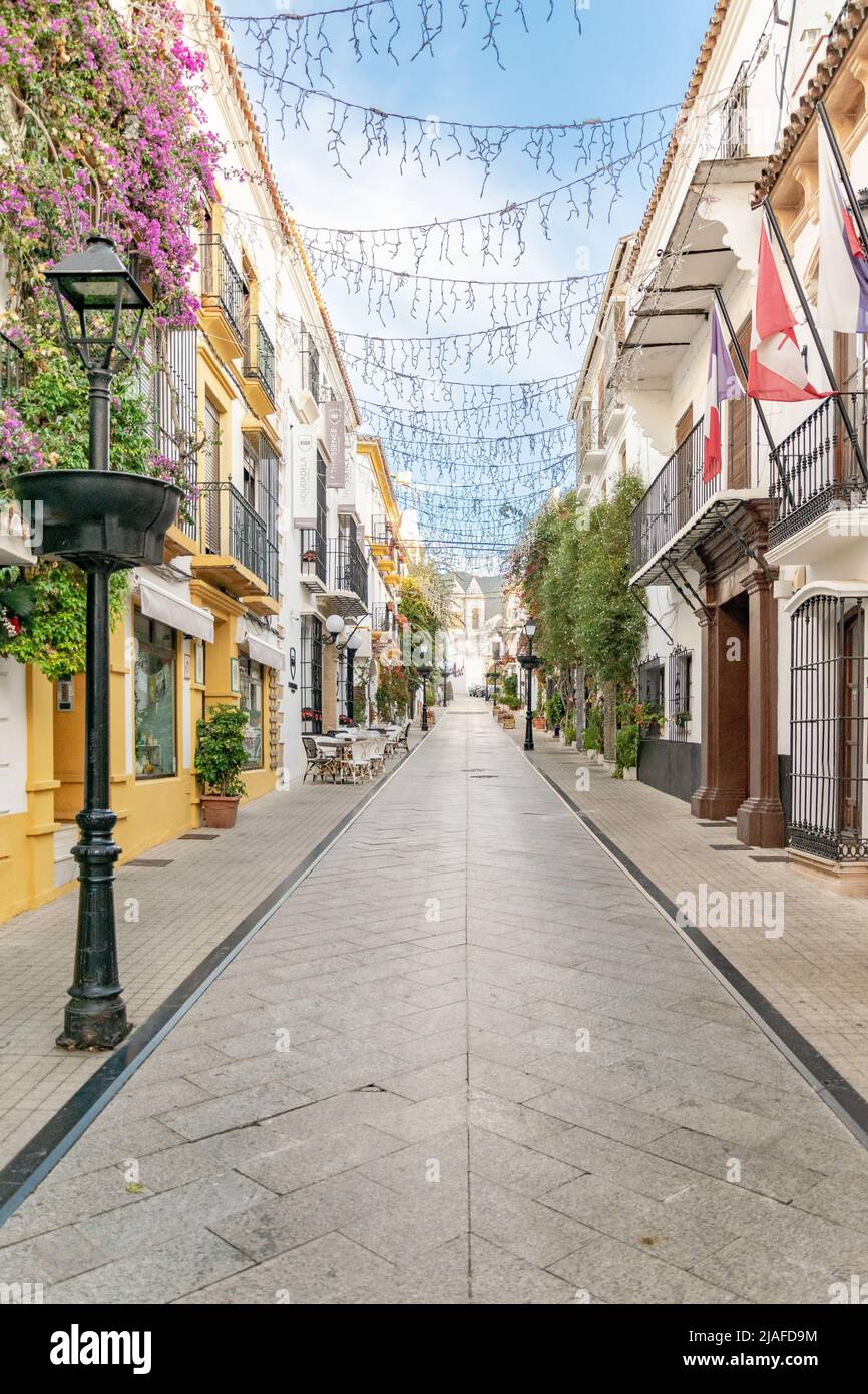 Una vista sulle tradizionali strade spagnole nel centro storico di Marbella Foto Stock