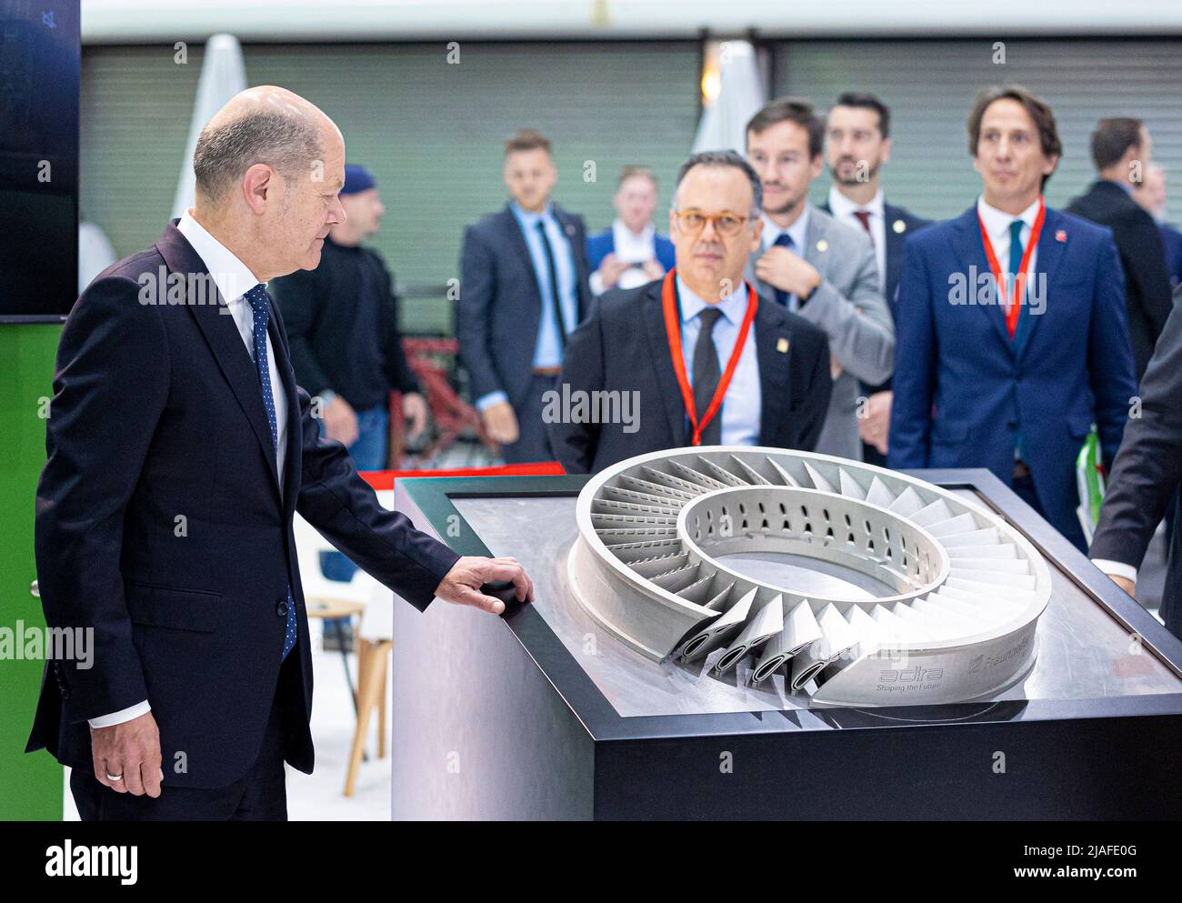 Hannover, Germania. 30th maggio 2022. Il cancelliere tedesco OLAF Scholz (l, SPD) si trova presso lo stand della società portoghese Adira Metal Forming Solutions durante il tour di apertura della Fiera di Hannover 2022. Credit: Moritz Frankenberg/dpa/Alamy Live News Foto Stock