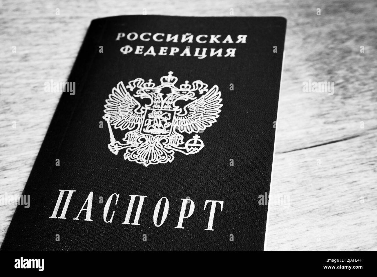 Vicino al passaporto russo. Passaporto di un cittadino della Federazione Russa Foto Stock
