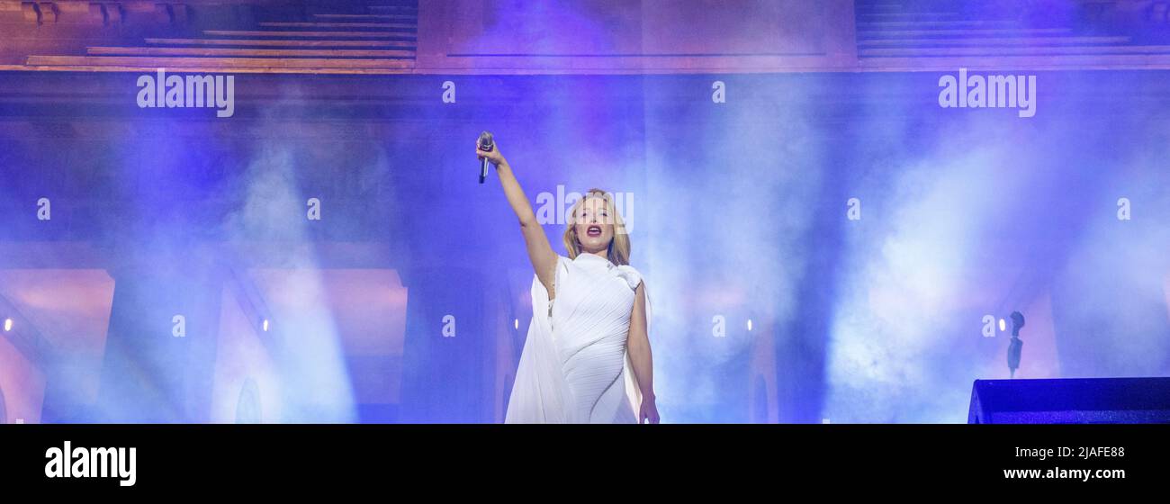 Berlino, Berlino, Germania. 29th maggio 2022. Il cantante ucraino Tina Karol, suona durante un concerto benefico per l'Ucraina alla porta di Brandeburgo a Berlino, Germania, domenica 29 maggio 2022. (Credit Image: © Dominic Gwinn/ZUMA Press Wire) Foto Stock