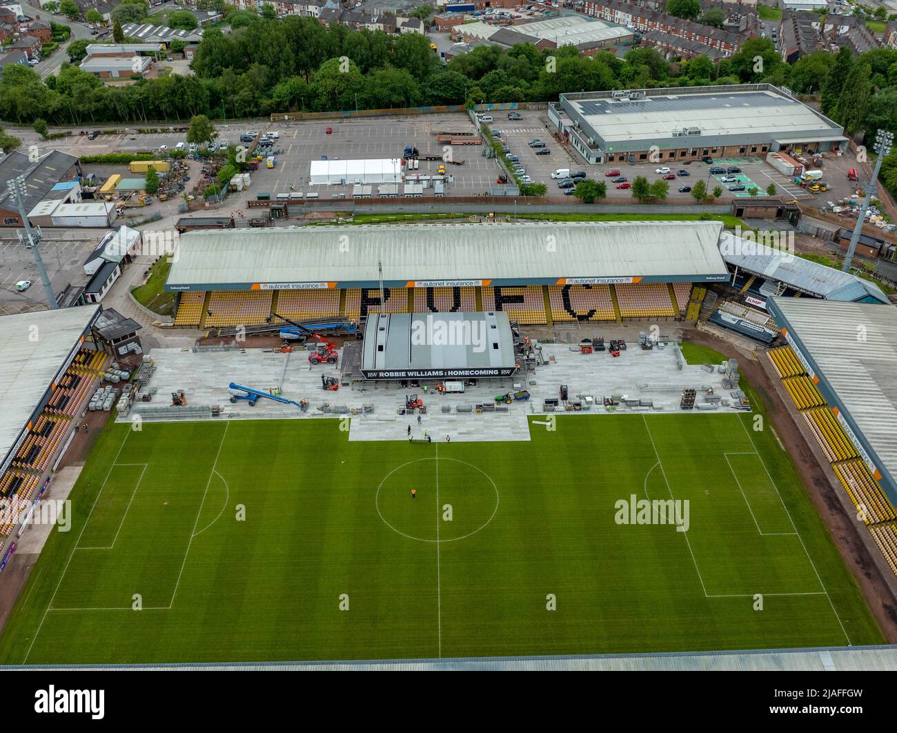 Vale Park , Robbie Williams Homecoming Concert a Burslem Stoke on Trent Aerial Drone View of the Stage Abing Built e zona locale Port vale FC Foto Stock