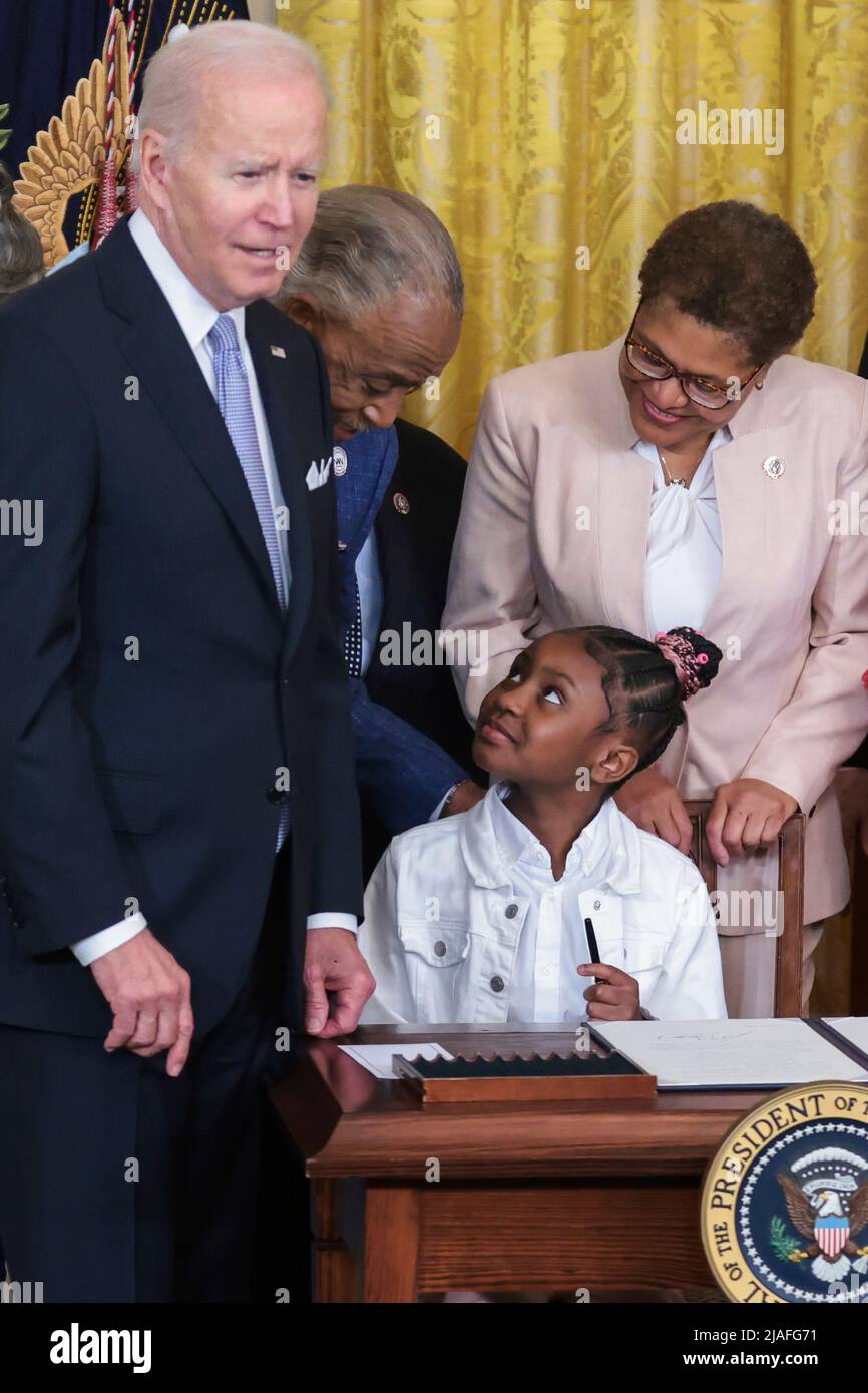 Il presidente degli Stati Uniti Joe Biden parla come il reverendo al Sharpton e il rappresentante del Congresso Karen Bass parlano con la figlia di George Floyds, Gianna Floyd, durante un evento in cui il presidente Joe Biden firmerà un ordine esecutivo storico che firmerà per progredire efficace, Controllo responsabile e rafforzamento della sicurezza pubblica durante un evento tenutosi nella Sala Est della Casa Bianca a Washington, DC il 25 maggio 2022. Credito: Oliver Contreras/piscina via CNP Foto Stock