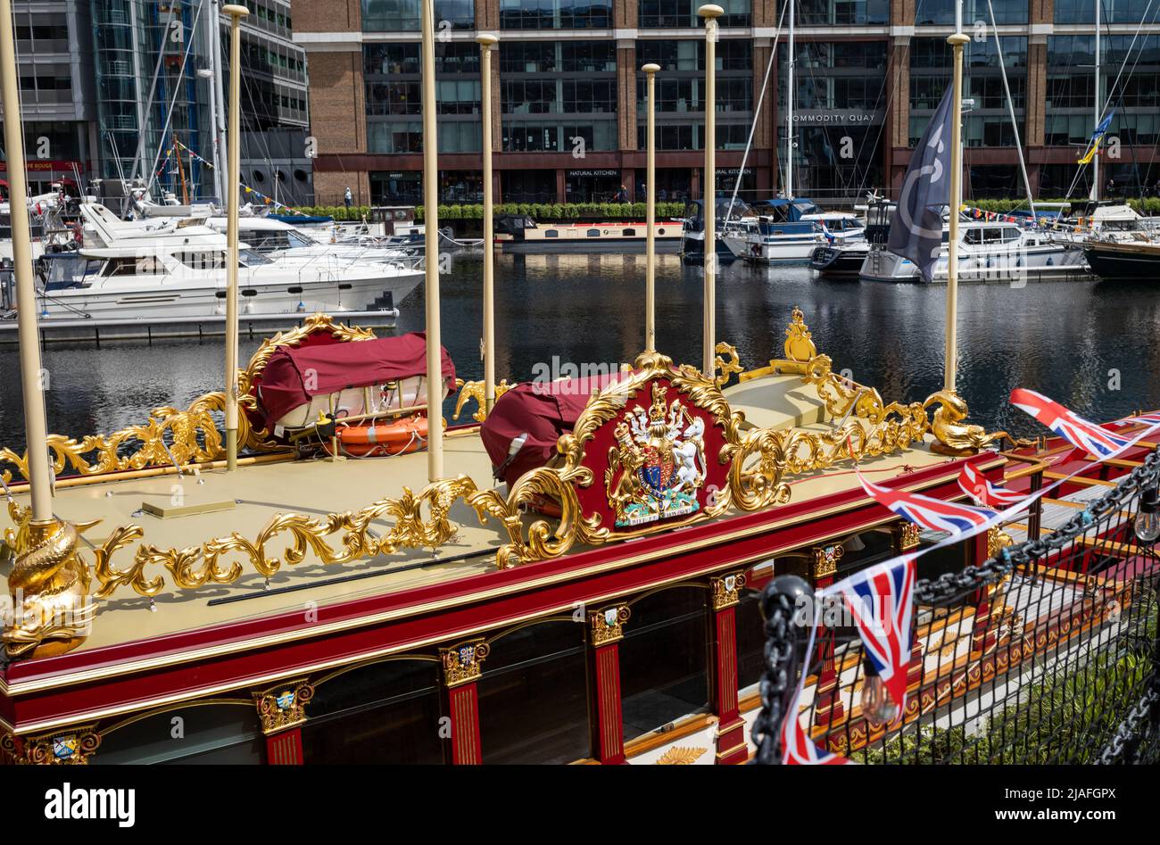 Gloriana, la Rowbarge della Regina, ormeggiata a St Katharine Docks vicino al Tower Bridge di Londra. Foto Stock