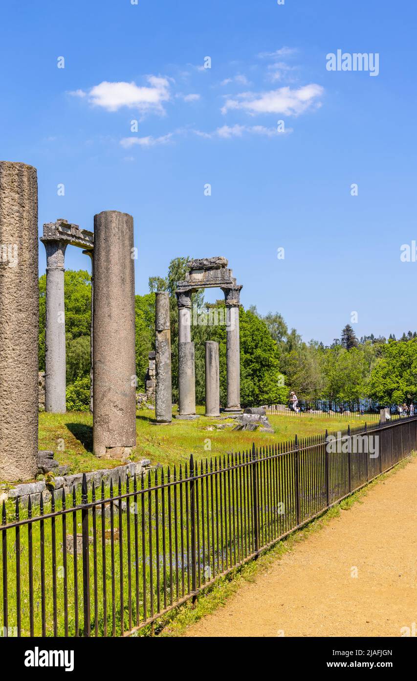 Le rovine, un arrangiamento georgiano di colonne romane di Leptis Magna, pietra e rovine dalla Libia, Virginia Water, Windsor Great Park, Surrey Foto Stock