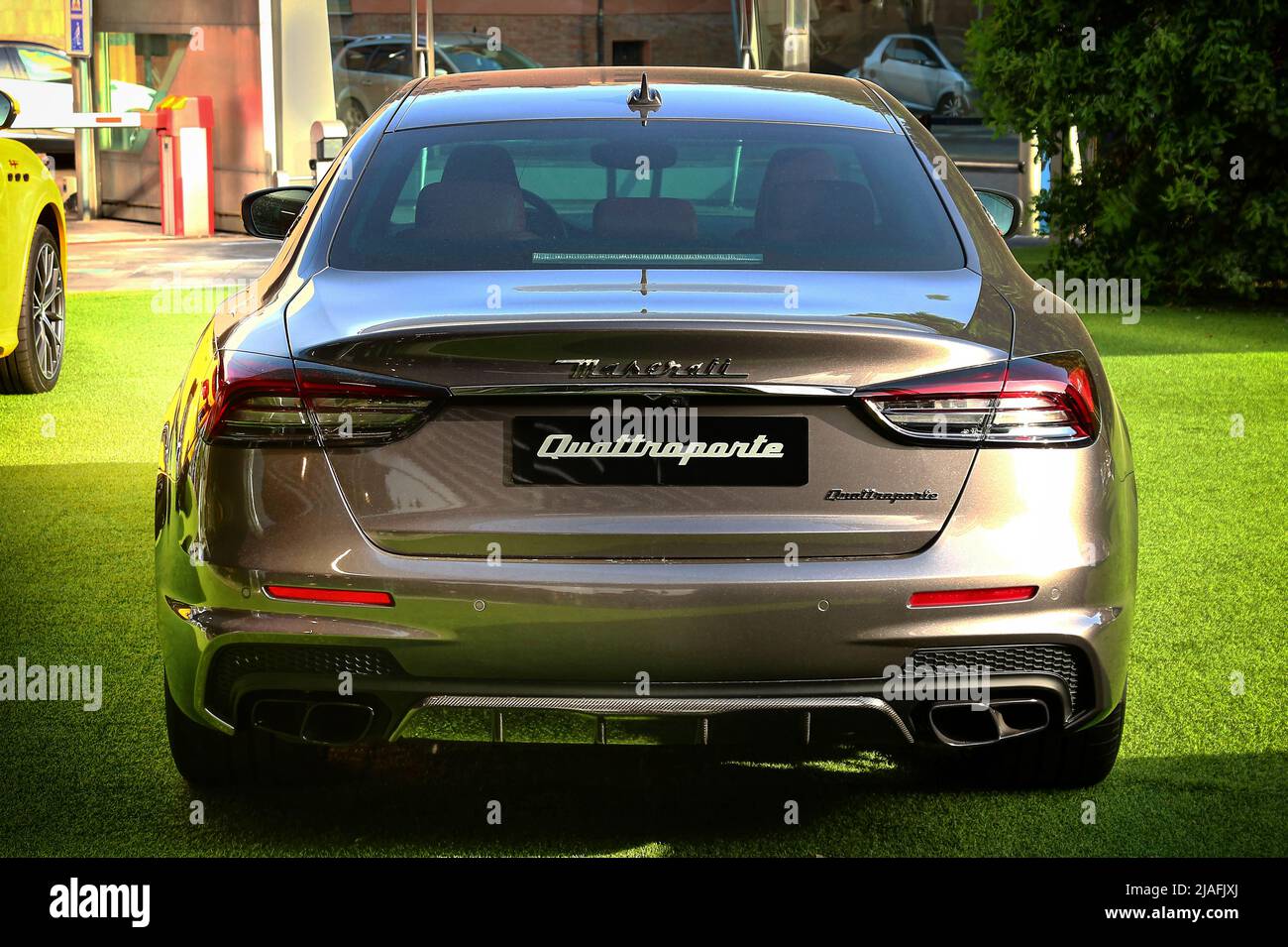 Modena, Italia, maggio 2022, Maserati Quattroporte nella sala esfiera ufficiale della società, Motor Valley esibition 2022, dettaglio sul retro Foto Stock