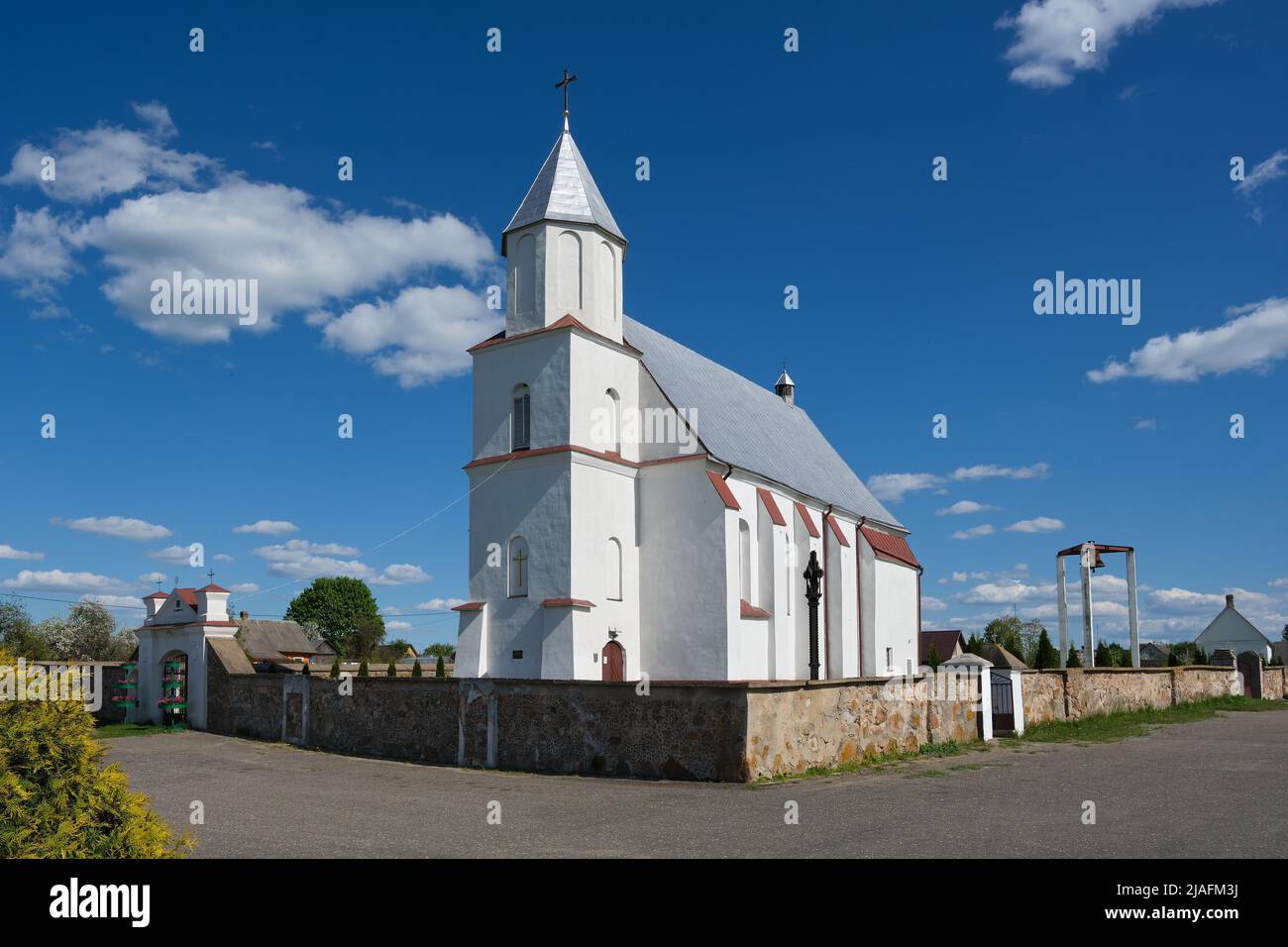Antica chiesa cattolica dell'Assunzione della Vergine Maria. Derevnoe, regione di Minsk, Bielorussia. Foto Stock