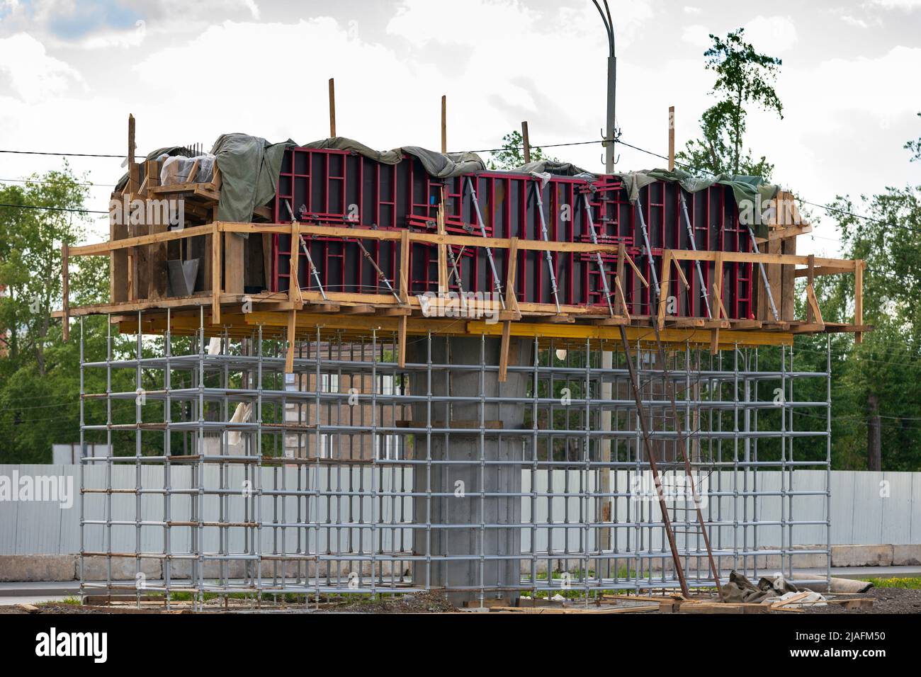 Ponte o supporto di sorpasso in costruzione. Foto Stock