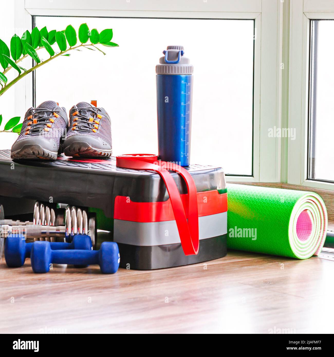 Un set di attrezzature sportive per lo sport a casa Foto Stock