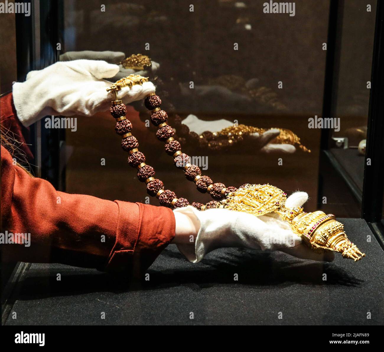 London UK 30 May 2022 una collana di perle in oro con rudraksha (Gowrishankaram) dal 19th secolo. Composta da 21 - 22 carati d'oro impreziositi da pietre preziose, la collana ha una stima di £75.000 - 100.000.Paul Quezada-Neiman/Alamy Live News Foto Stock
